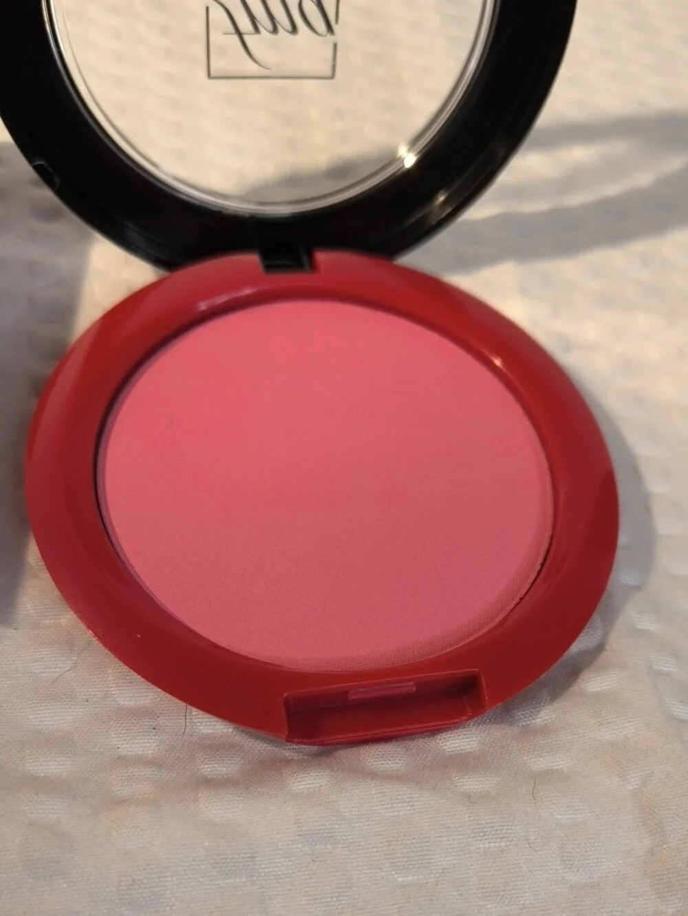 Avon FMG Petal Pink Glimmer Powder Blush – Pink